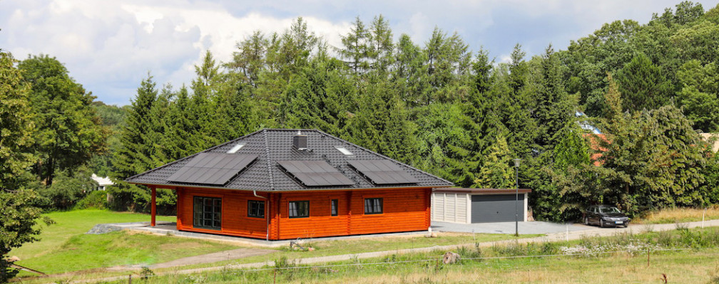 Das Haus von Familie Kasten von außen mit PV-Modulen auf dem Dach.